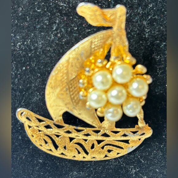 Vintage Goldtone & Pearls Sailboat Brooch Excellent Preloved Condition - Picture 1 of 4